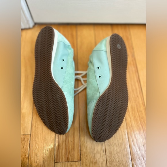 Tory Burch chip pint logo sneakers
Size 8 - Picture 6 of 7